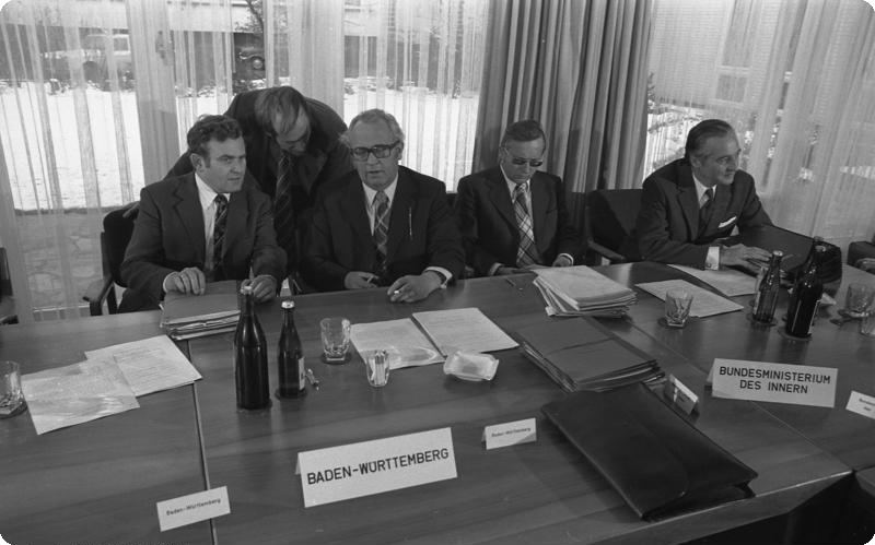 Bild: Foto von vier Personen auf der Innenministerkonferenz der Länder in der Bayerischen Landesvertretung am 30. November 1973