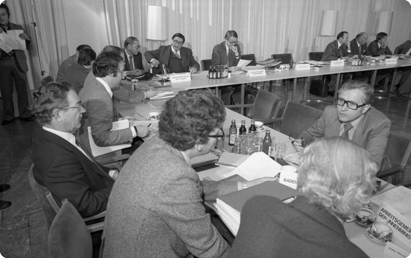 Bild: Foto der Beratung mit Innenministern zur Innenministerkonferenz am 5. November 1977 in der Landesvertretung Nordrhein-Westfalen