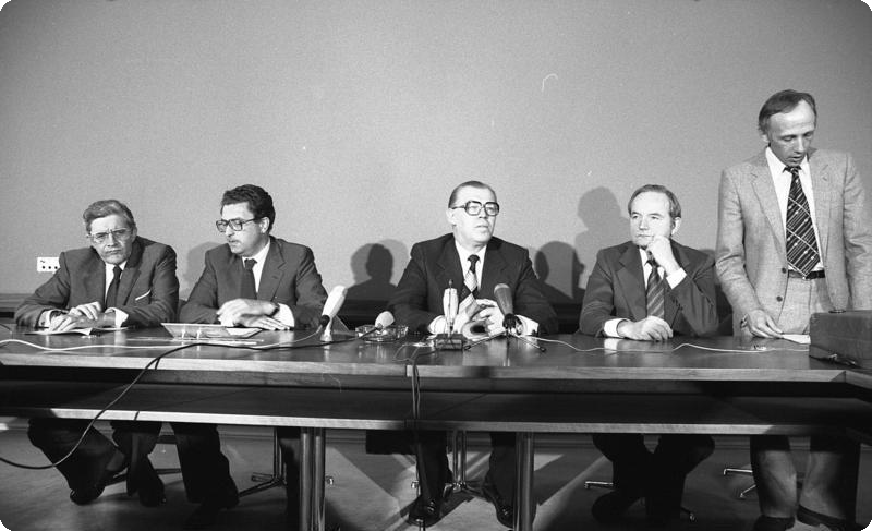 Bild: Foto von fünf Teilnehmenden bei der Pressekonferenz zur Innenministerkonferenz am 27. April 1979 im Bundesrat in Bonn