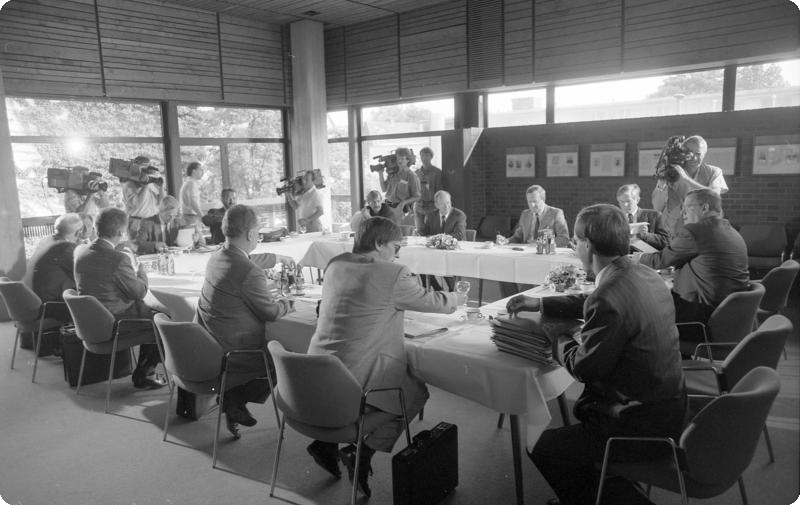 Bild: Foto der Beratung anlässlich der Innenministerkonferenz am 29.6.1990 in der Landesvertretung Baden-Württemberg