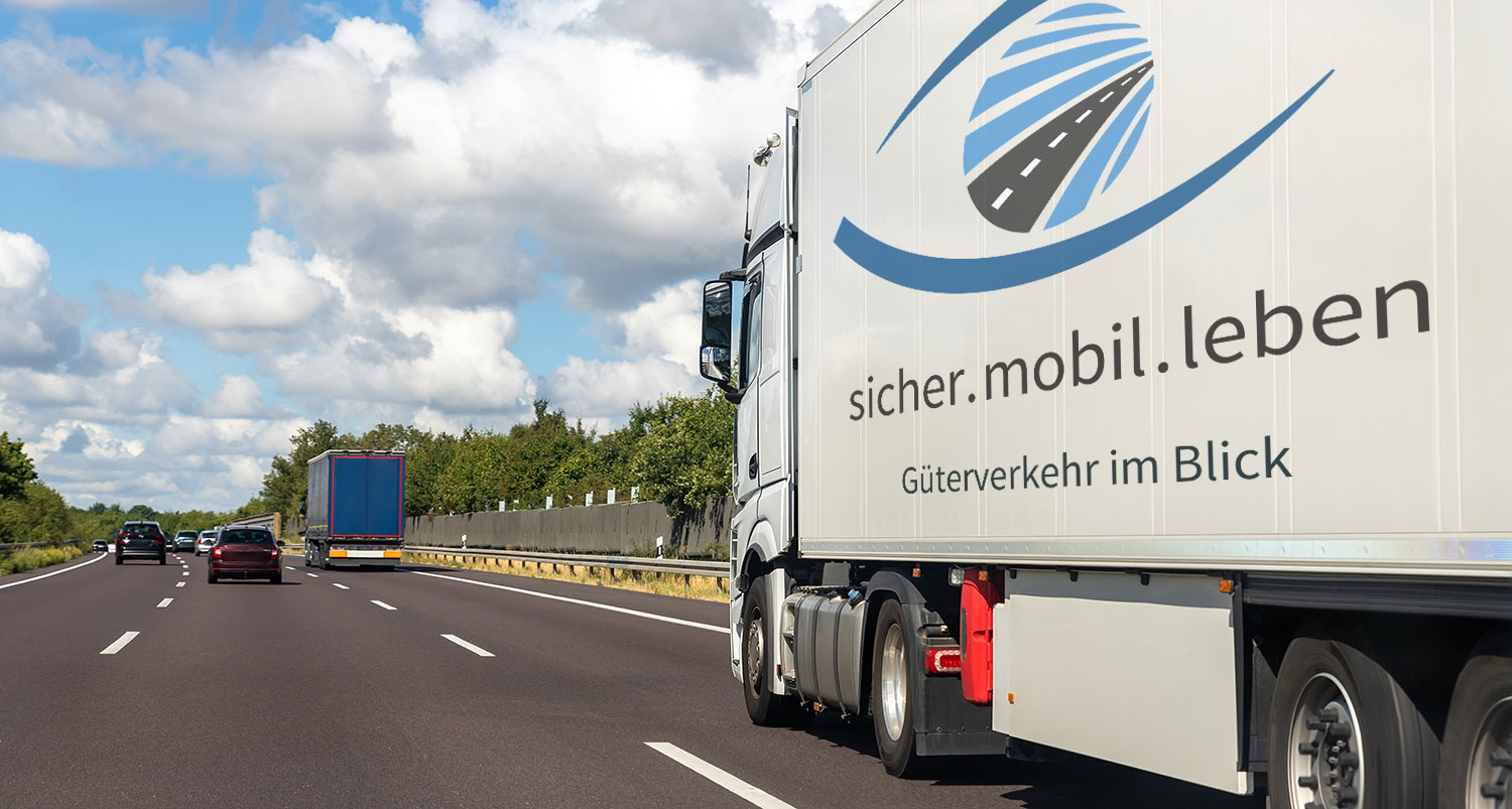 Foto mehrerer LKW und Autos auf einer Autobahn fahrend