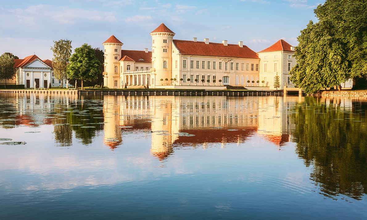 Bild: Schloß Rheinsberg mit See im Vordergrund