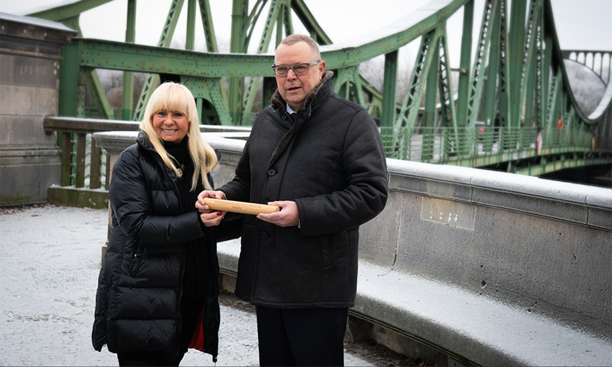Bild: Slider der Staffelstabübergabe an der Glinicker Brücke mit Minister Stübgen und Senatorin Spranger