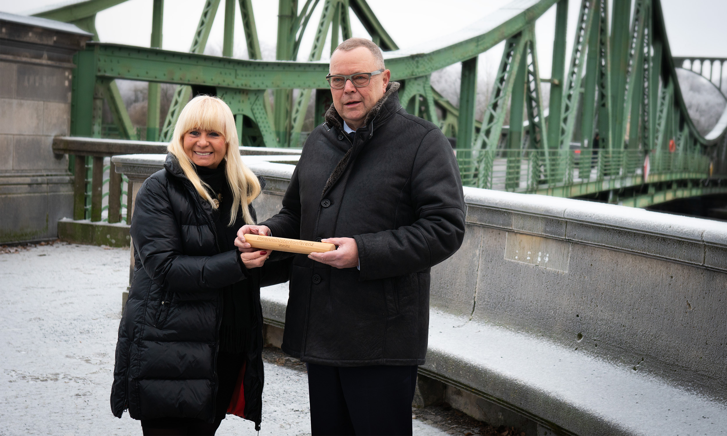 Bild: Foto von Innensenatorin Iris Spranger und Innenminister Michael Stübgen anlässlich der IMK-Staffelstabübergabe am 12. Januar 2024 an der Glienicker Brücke in Potsdam