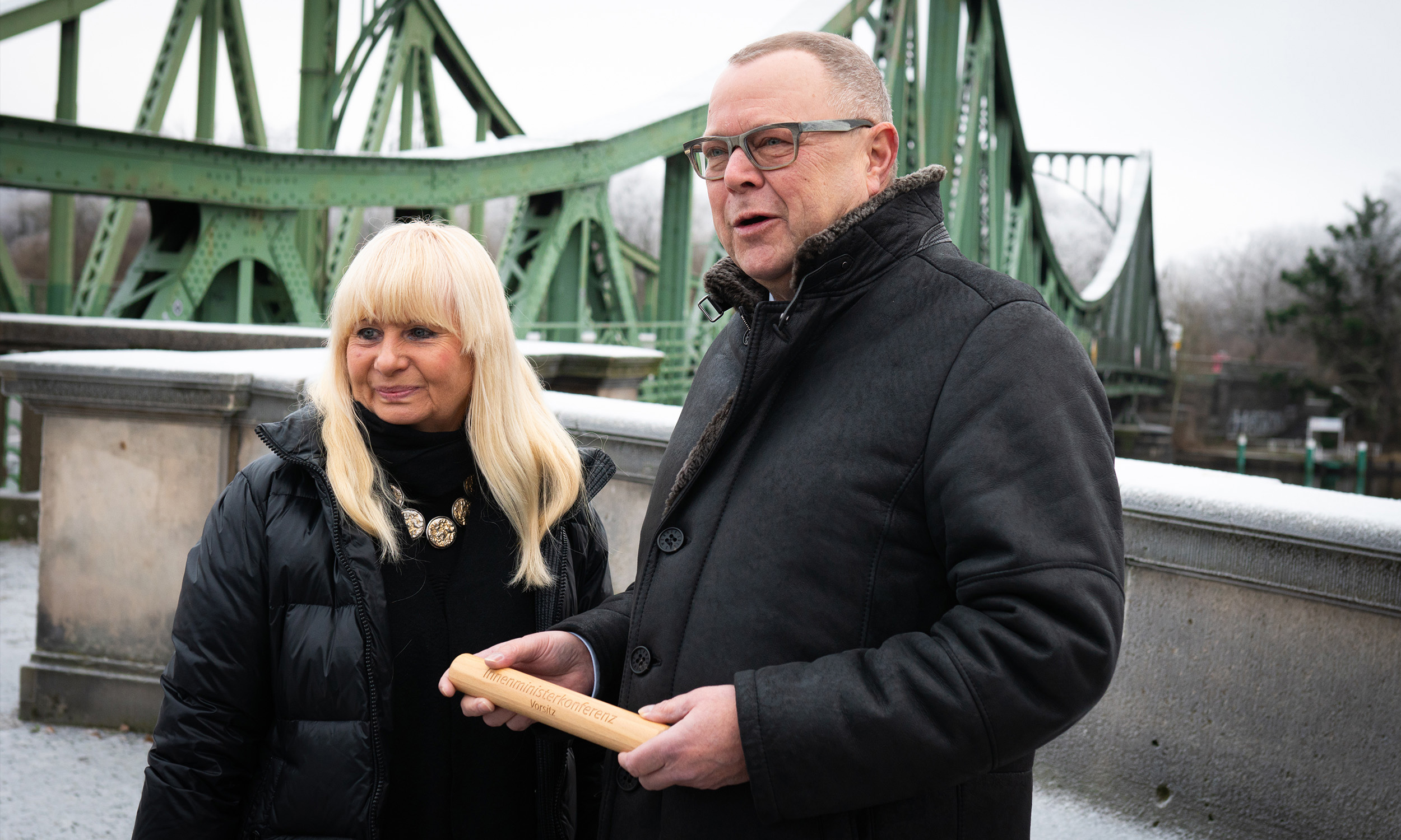 Bild: Foto von Innensenatorin Iris Spranger und Innenminister Michael Stübgen anlässlich der IMK-Staffelstabübergabe am 12. Januar 2024 an der Glienicker Brücke in Potsdam