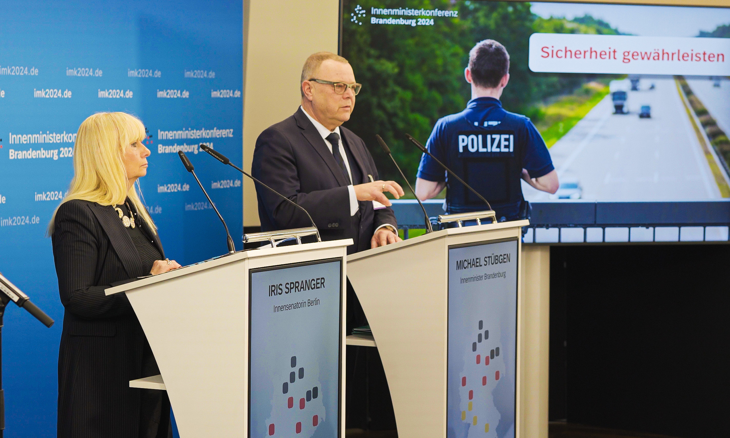 Bild: Foto von Innensenatorin Iris Spranger und Innenminister Michael Stübgen bei der Pressekonferenz anlässlich der IMK-Staffelstabübergabe am 12. Januar 2024 in Potsdam