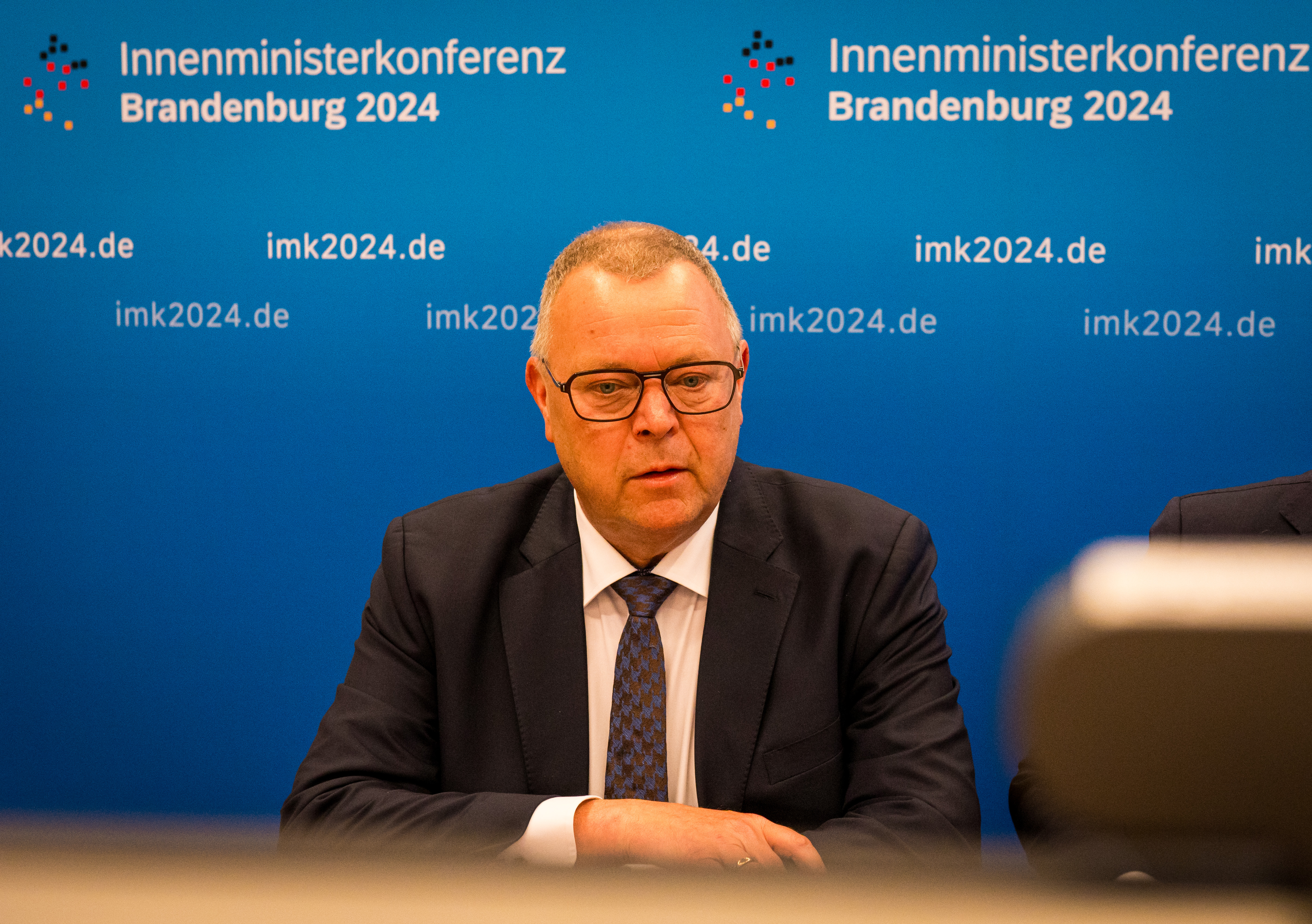 Bild: IMK-Vorsitzender Michael Stübgen bei der Pressekonferenz zur Sondersitzung der IMK